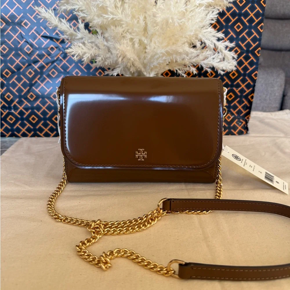 NWT, TORY BURCH EMERSON PATENT CHAIN WALLE RICH WALNUT